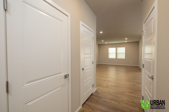 Building Photo - 3744 Clinton Rd