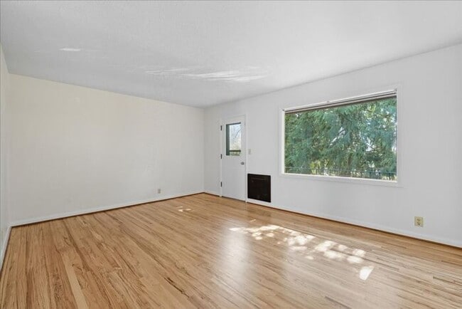 Building Photo - West Slope Charmer With Hardwood Floor - W...