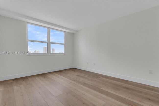 Building Photo - 1155 Brickell Bay Dr