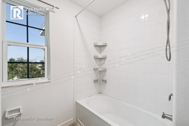 Building Photo - Spacious 6-Bedroom Home with Fenced Backya...