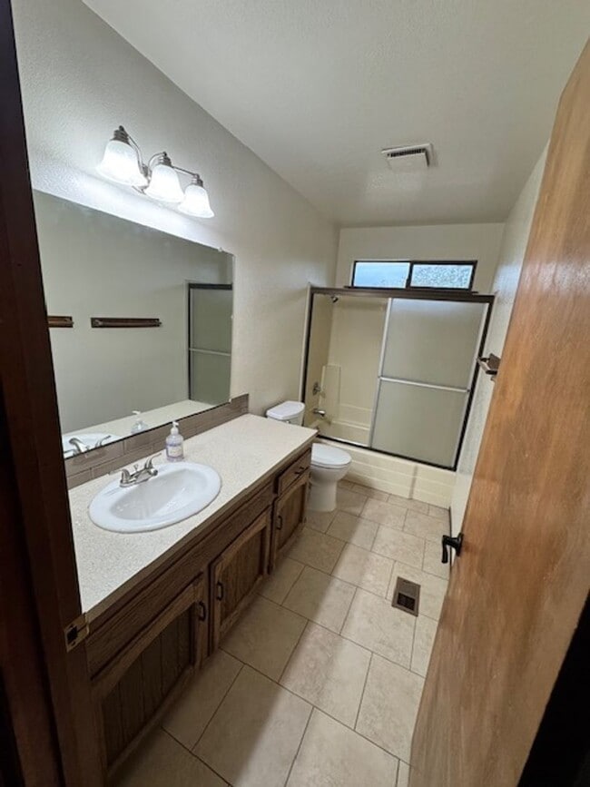 Building Photo - $1000 Move In Special! Available for Move In!