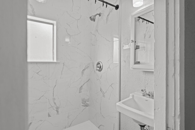 Building Photo - 1319 Maple St