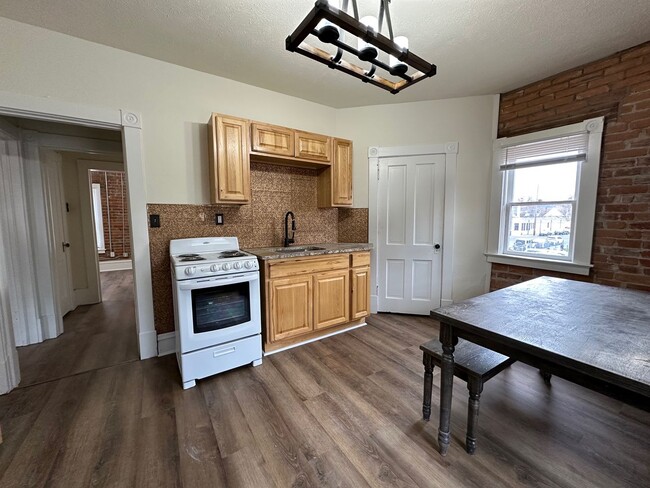 Building Photo - L1004