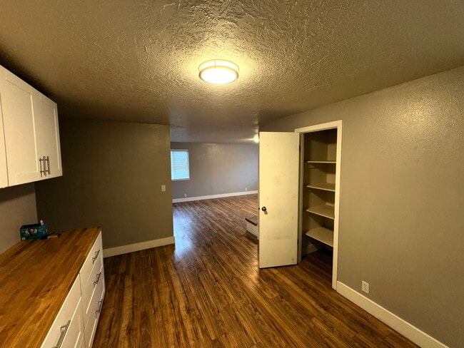 Building Photo - 1405 E Bergeson St