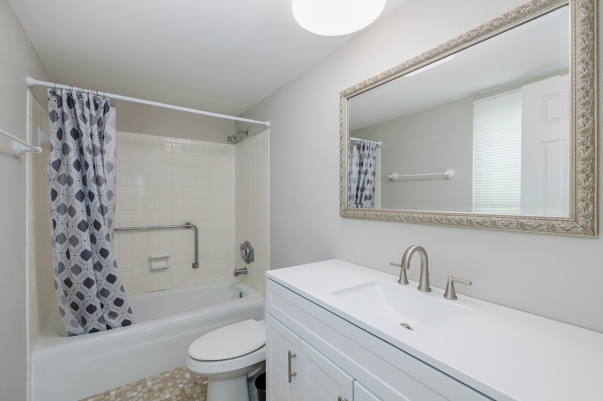 Building Photo - 464 N Paula Dr