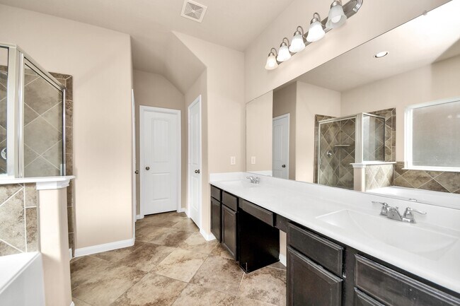 Building Photo - 3115 Lake Dr