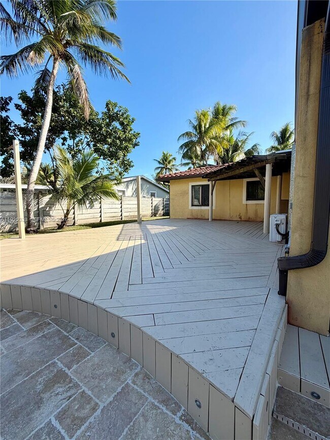 Building Photo - 2639 Monroe St