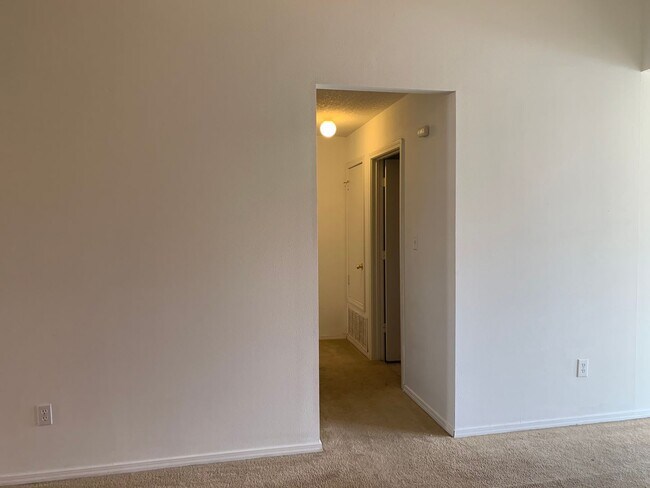 Building Photo - Charming 3 bdrm, 2 bath home