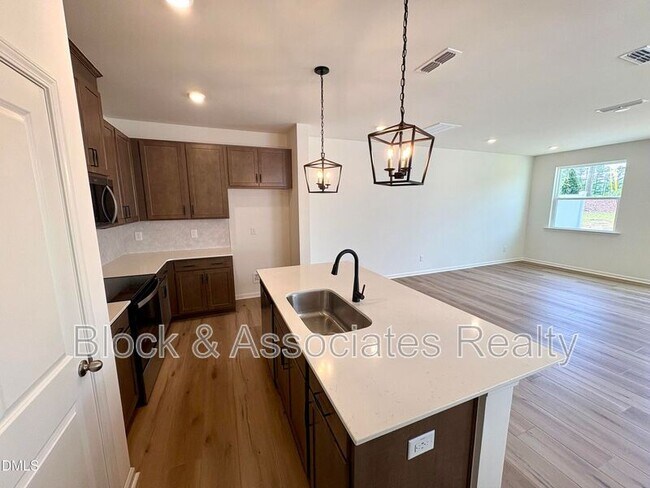 Building Photo - 2040 Oakdale Dr