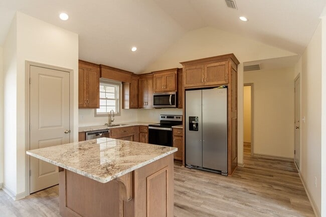 Building Photo - South Lowndes Charmer