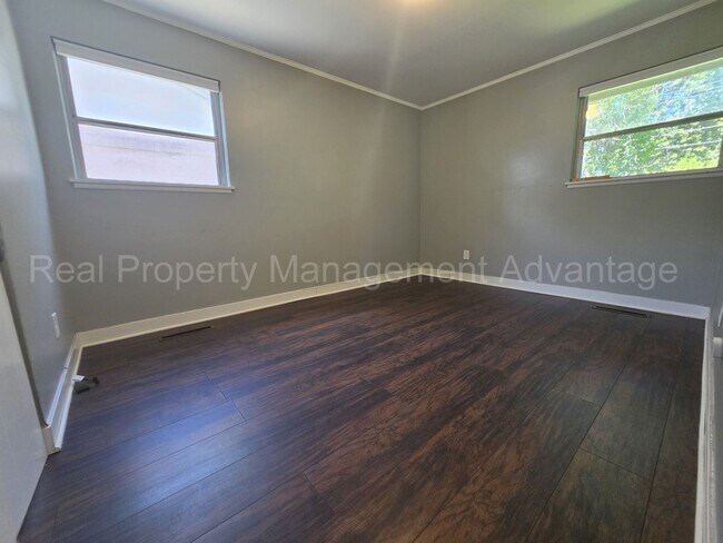 Building Photo - Updates Everywhere! 2/3 Bedrooms in Oak Park