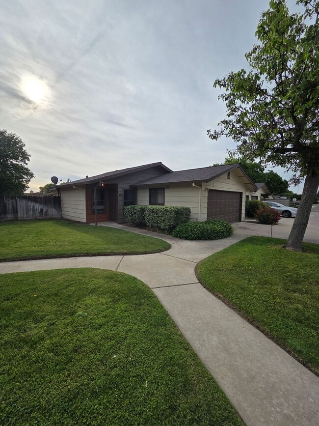 Building Photo - Turlock condo - 2 bedroom 2 bathroom Single Story