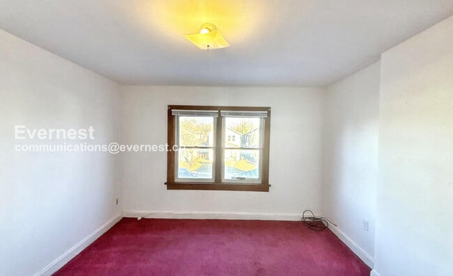 Building Photo - 3 Bed /1 Bath Townhome / Pet-Friendly / Vouchers Accepted / Available Now!