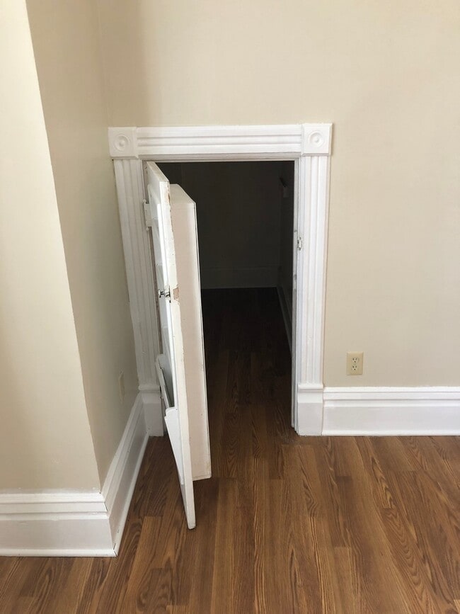 Building Photo - 452 Iowa Ave