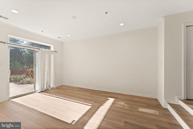 Building Photo - 44210 Shady Glen Terrace