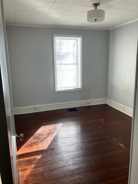 Building Photo - 5 Pine St