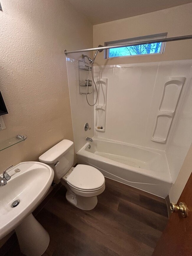 Building Photo - Just Renovated 3 Bed, 2 Bath Home in Sheridan