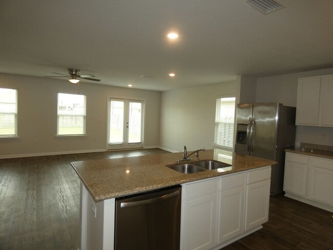 Building Photo - 3 Bed/2 Bath - Modern Upgrades
