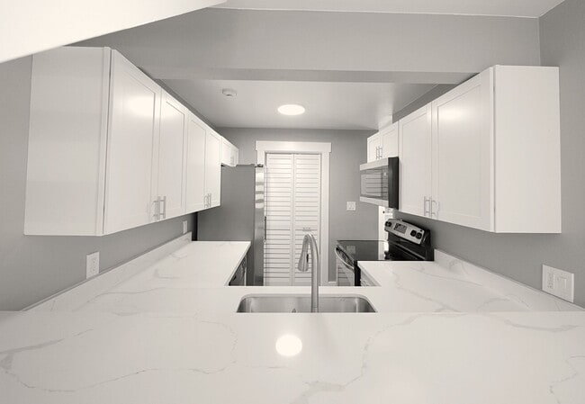 Building Photo - Updated Condo Available for Rent!