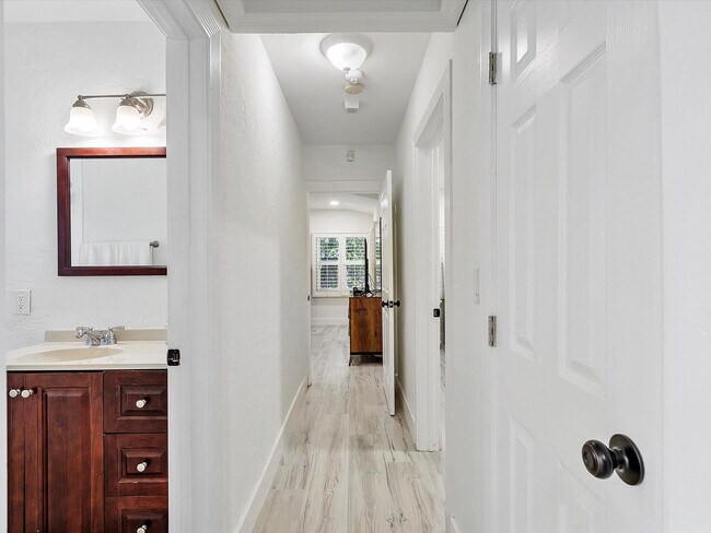 Building Photo - 411 Poinciana Dr