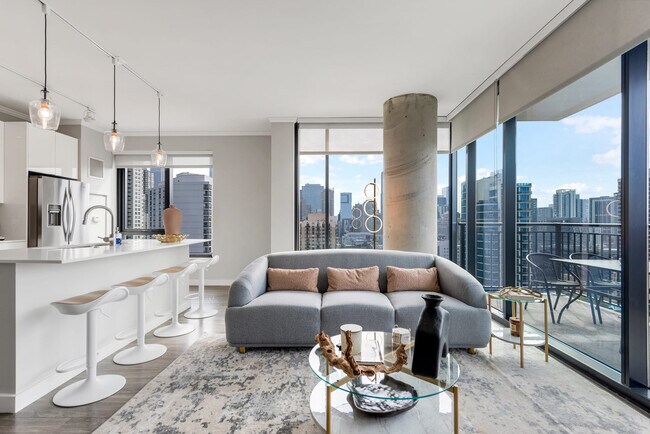 Building Photo - 823 N Clark St