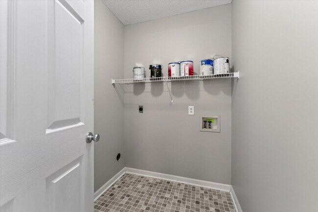Building Photo - Pet Friendly Three Bedroom!