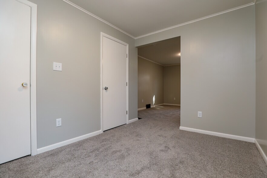 Building Photo - 409 Mineral Springs Ave