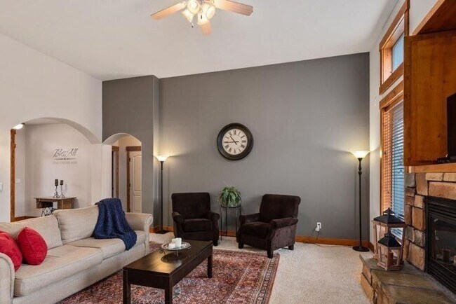 Building Photo - Beautiful 4 bedroom/3 full bath with Large...