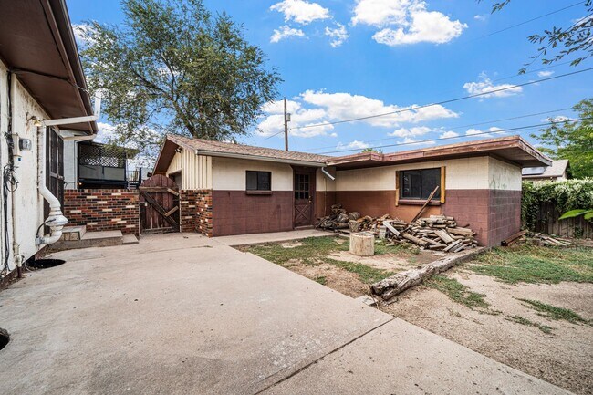 Building Photo - 4 Bed ranch home in Pueblo with Garage!