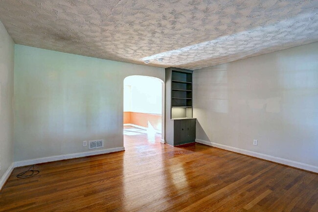 Building Photo - (3BD/2BA) Fabulous Rodgers Forge Townhome