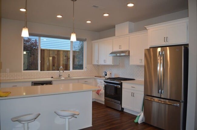 Building Photo - Spacious Master Bedroom for Rent in Modern...