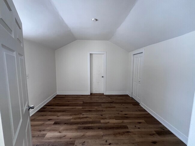 Building Photo - 393 Wellington Ave