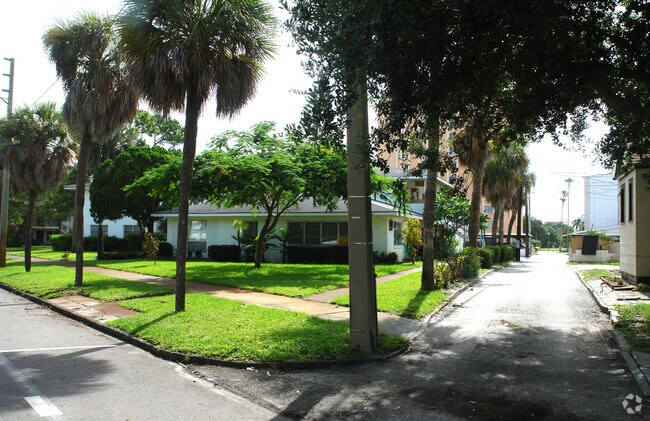 Primary Photo - 1121 Beach Dr NE