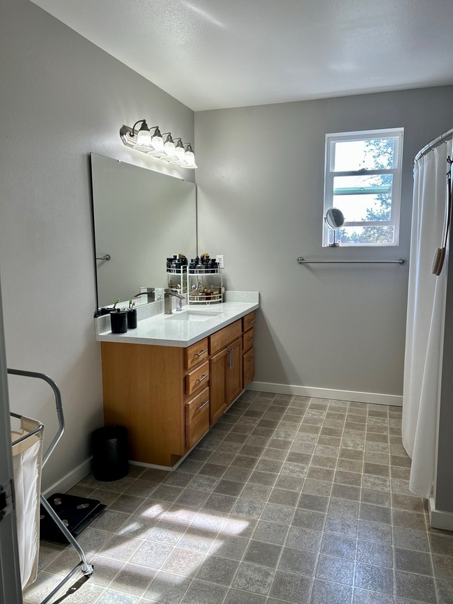 Building Photo - Beautiful Remodeled Home Kent!