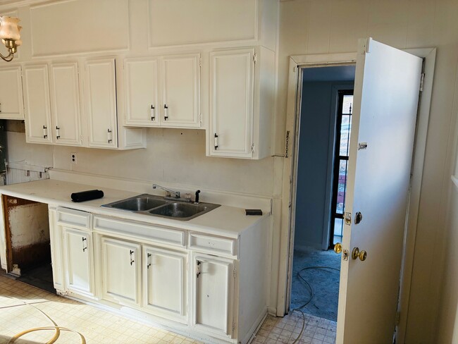 Building Photo - 16 Little St