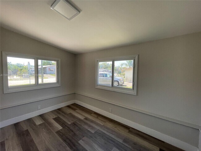 Building Photo - 631 SW 28th Terrace