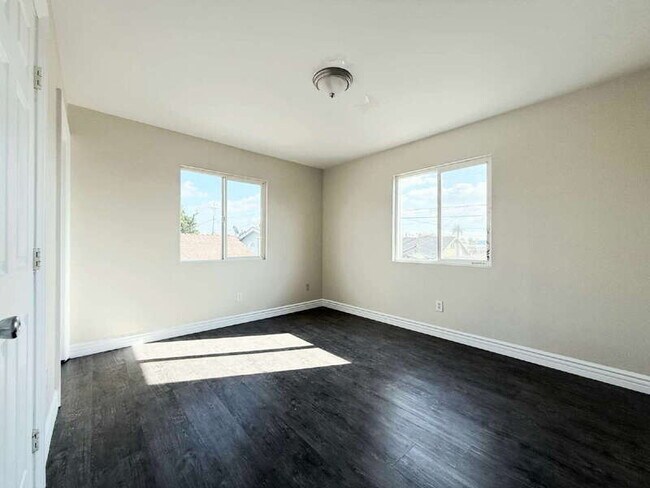 Building Photo - 846 W 55th St