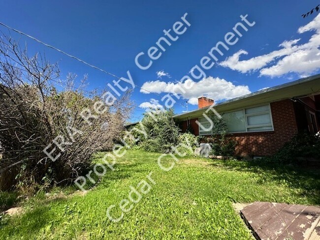 Building Photo - Move in Discount! Charming Ranch Style Single Family Home