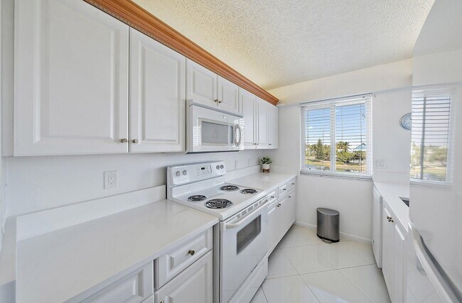 Building Photo - 353 S US Hwy 1