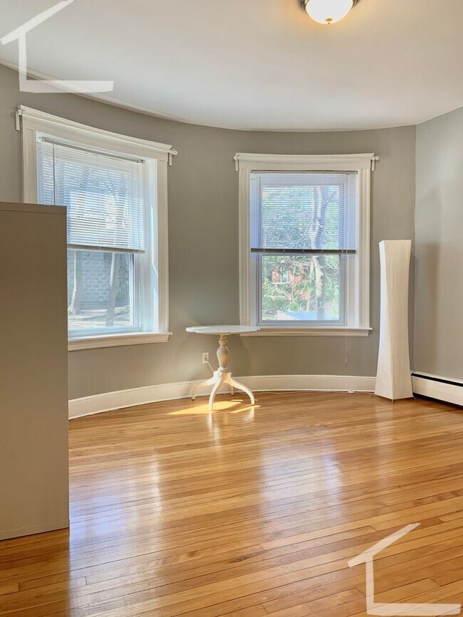 Building Photo - 9/1 No Fee! Renovated 2BR in Washington Sq w/balcony, new kitchen!
