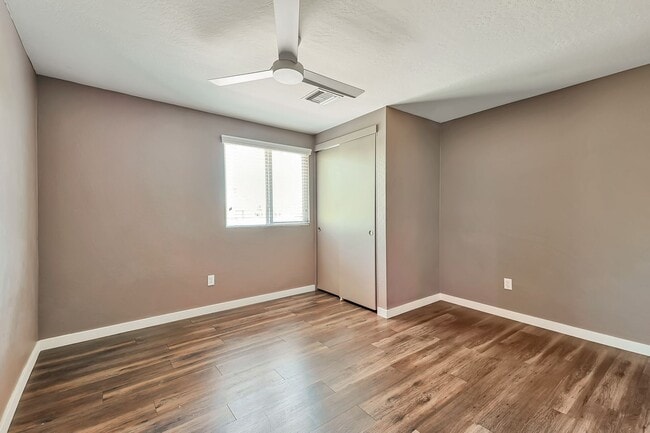 Building Photo - Large 6 Bedroom near Broadway & Rural!  POOL WITH SWIM UP BAR!