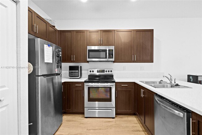 Building Photo - 1434 SW 54 Ave