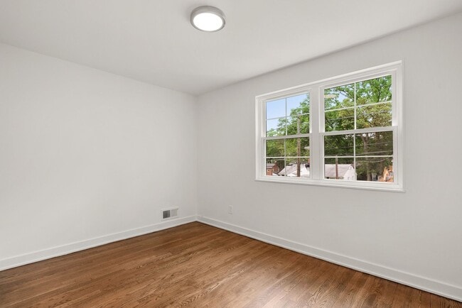 Building Photo - 3 Bed 3 Bath - Silver Spring Split Level -...