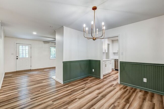 Building Photo - Private Home on Spacious Lot in Browns Sum...