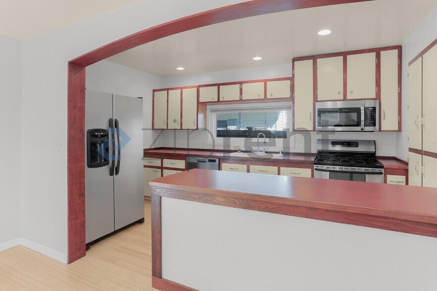 Building Photo - Unit