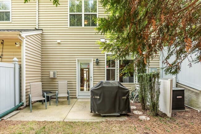 Building Photo - Beautiful 3-Bedroom Townhome in North Raleigh