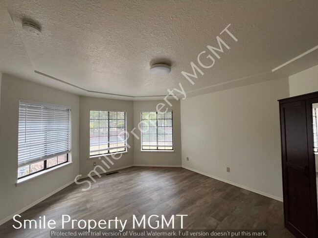 Building Photo - Three Bedrooms single house in NE Portland with double garage