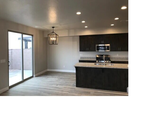 Building Photo - "6 mo. Lease Available for Spacious 4-Bedroom Townhouse Oasis in Hurricane, UT – Modern Comfort "