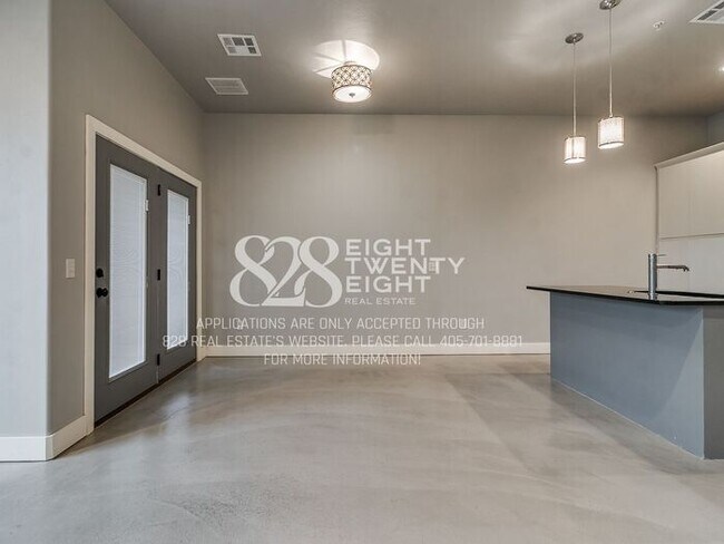 Building Photo - *AVAILABLE NOW!* Urban chic 3 bed/2.5 bath Townhome in West Norman!
