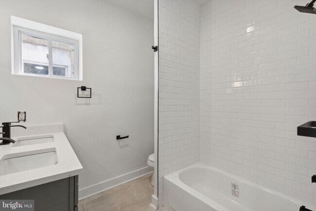 Building Photo - 4928 Walton Ave